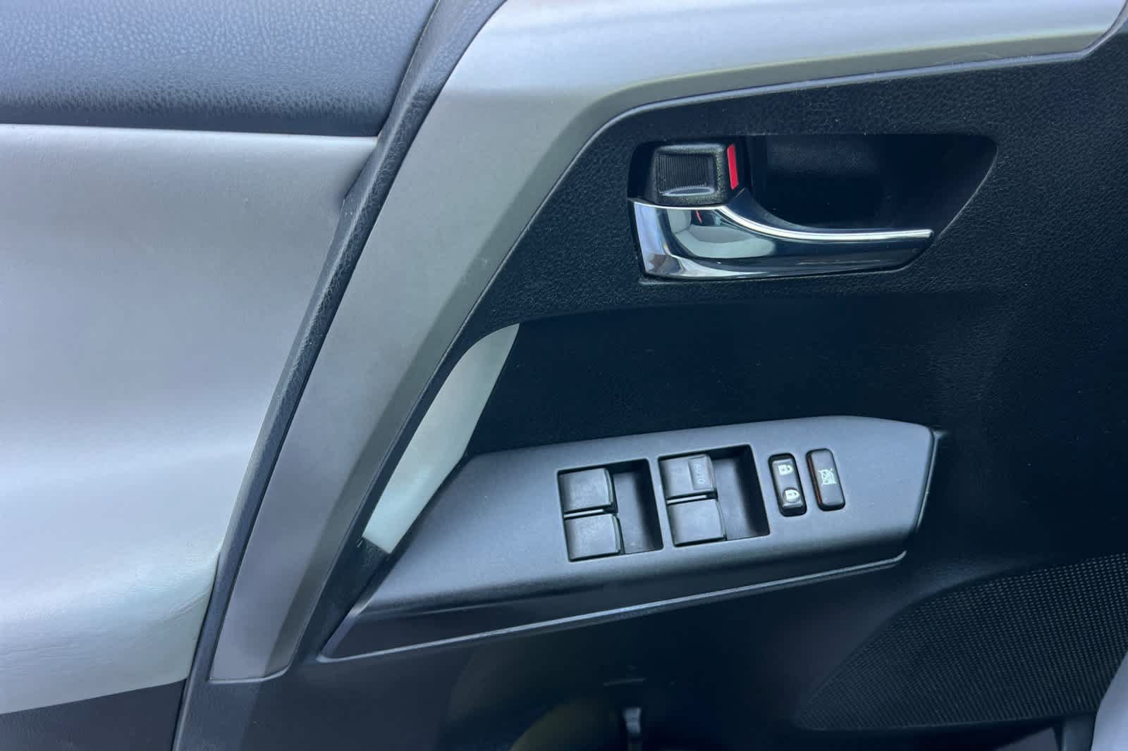 Used 2018 Toyota RAV4 XLE FWD image 15