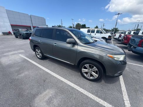 Used 2011 Toyota Highlander Limited w/ Tow Pkg FWD image 10