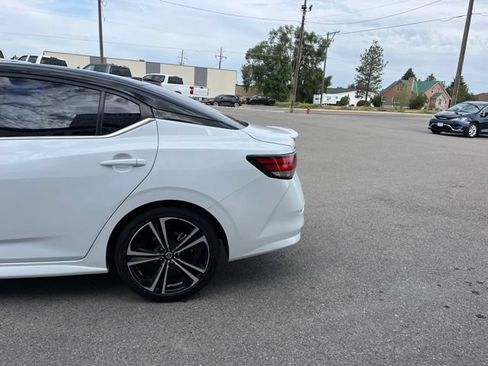 Used 2022 Nissan Sentra SR w/ SR Premium Package FWD image 9
