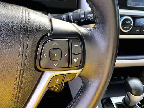 Used 2018 Toyota Highlander XLE AWD/4WD image 24