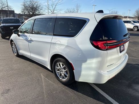 Used 2024 Chrysler Pacifica Touring-L FWD image 5