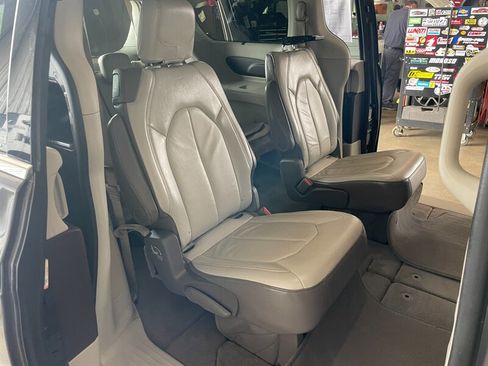 Used 2017 Chrysler Pacifica Touring-L image 19