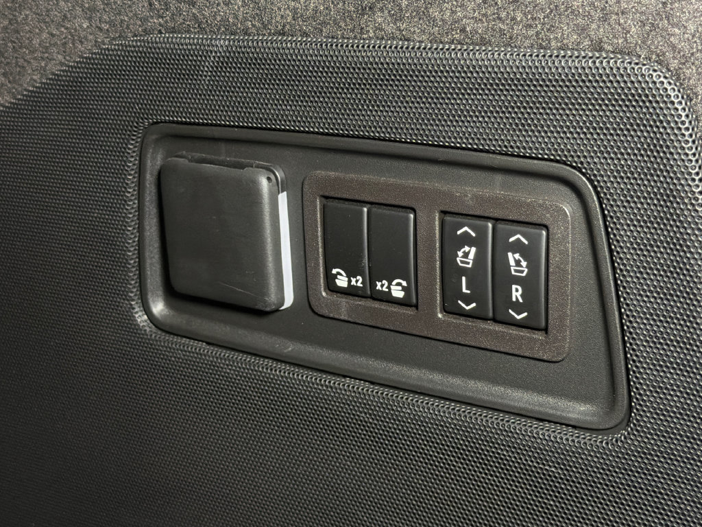 Used 2024 Cadillac Escalade ESV V AWD/4WD image 10