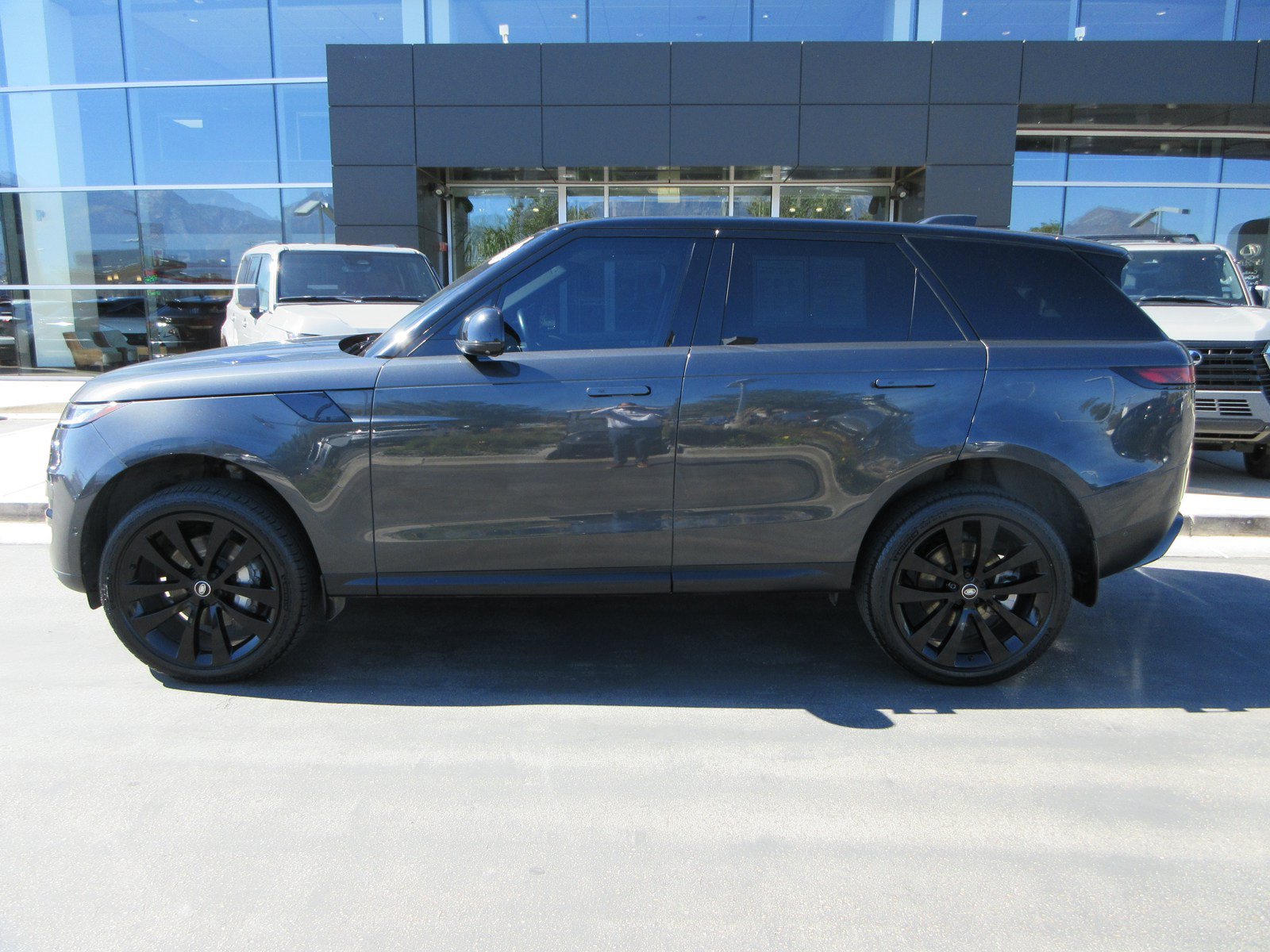 Used 2023 Land Rover Range Rover Sport SE AWD/4WD image 3