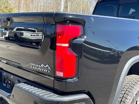 Used 2024 Chevrolet Silverado 2500 High Country w/ Technology Package AWD/4WD image 12