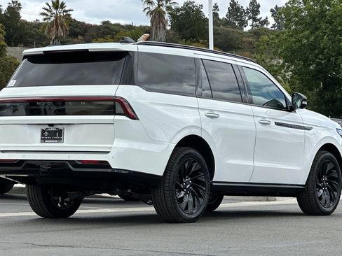 New 2026 Lincoln Navigator Reserve w/ Jet Appearance Package AWD/4WD image 3