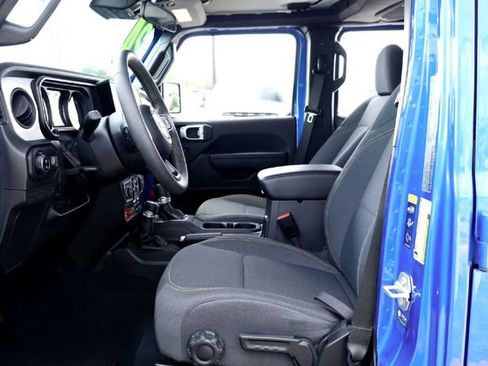 Used 2024 Jeep Gladiator Sport AWD/4WD image 9