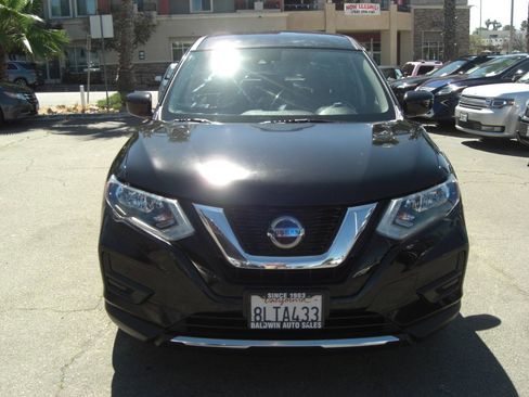 Used 2019 Nissan Rogue S image 2