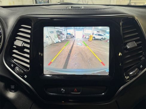 Used 2019 Jeep Cherokee Limited image 18