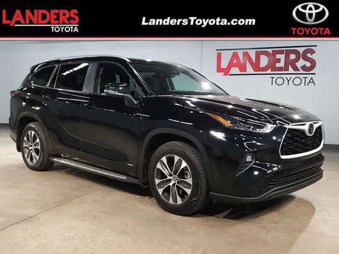 Certified 2025 Toyota Highlander XLE image 1