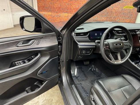 Used 2024 Jeep Grand Cherokee Overland w/ Luxury Tech Group IV image 9