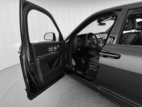 New 2026 Rolls-Royce Cullinan Black Badge image 11