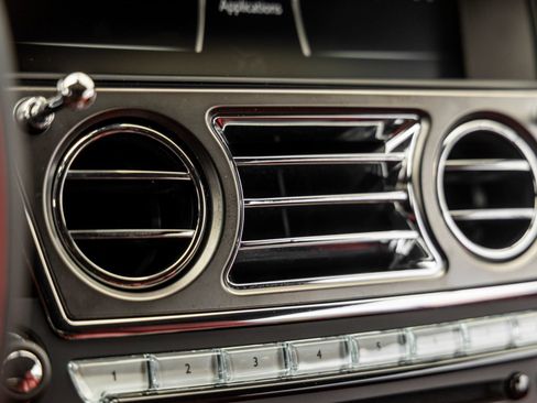 Used 2018 Rolls-Royce Wraith RWD image 35
