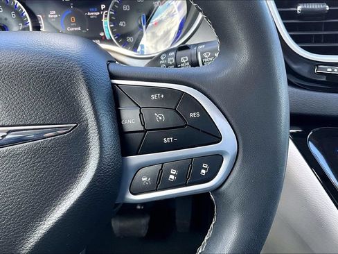 Used 2022 Chrysler Pacifica Touring-L FWD image 18