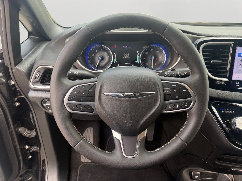 Used 2025 Chrysler Pacifica Select FWD image 12