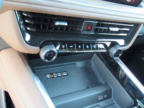 Certified 2025 Chevrolet Suburban High Country AWD/4WD image 20