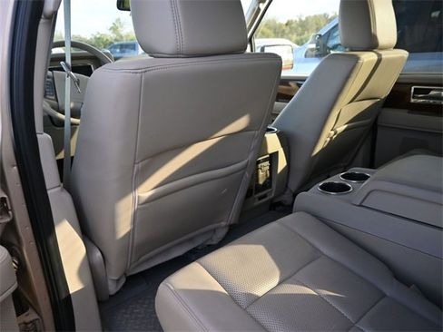 Used 2014 Lincoln Navigator Base image 15