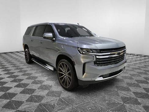 Used 2022 Chevrolet Suburban LT w/ Luxury Package image 7