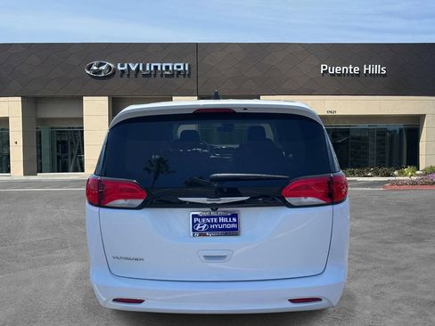Used 2023 Chrysler Voyager LX FWD image 5