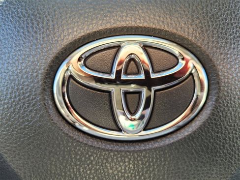 Used 2022 Toyota RAV4 XLE Premium image 19