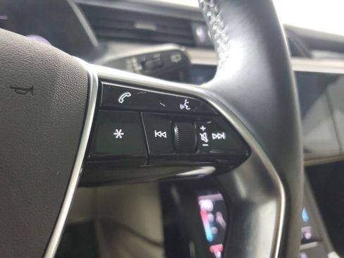 Used 2022 Audi e-tron Premium Plus w/ Premium Plus Package image 26