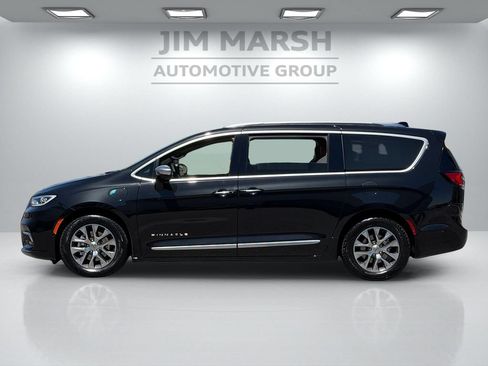 Used 2023 Chrysler Pacifica Pinnacle FWD image 3