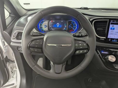 Used 2024 Chrysler Pacifica Limited FWD image 18