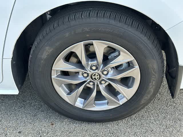 Used 2026 Toyota Sienna LE AWD/4WD image 5