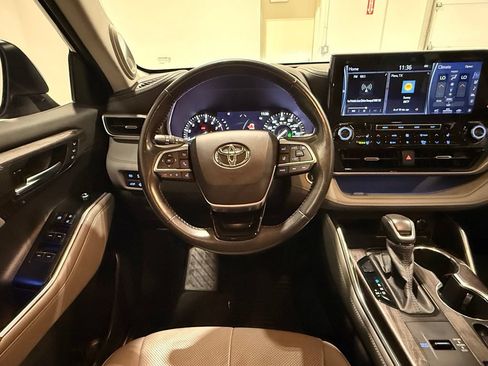 Used 2020 Toyota Highlander Platinum FWD image 34