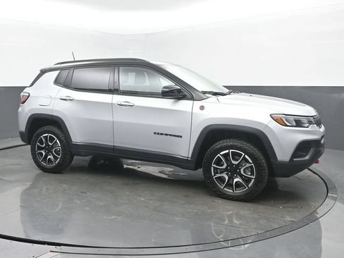 Used 2024 Jeep Compass Trailhawk w/ Sun and Sound Group AWD/4WD image 7