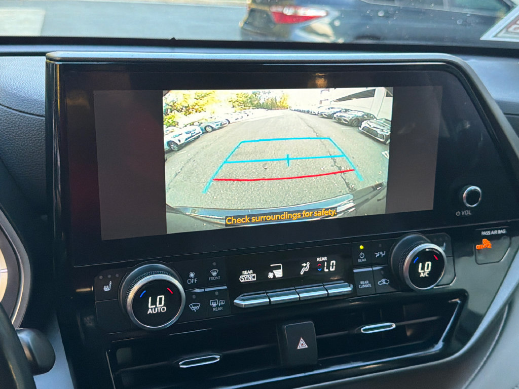 Used 2023 Toyota Highlander XLE AWD/4WD image 31