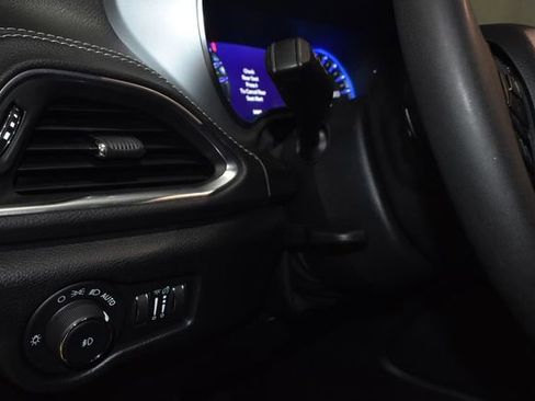 Certified 2025 Chrysler Pacifica Limited image 29