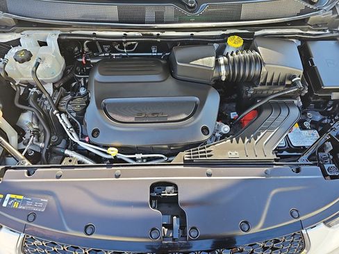 Used 2024 Chrysler Pacifica Touring-L image 32