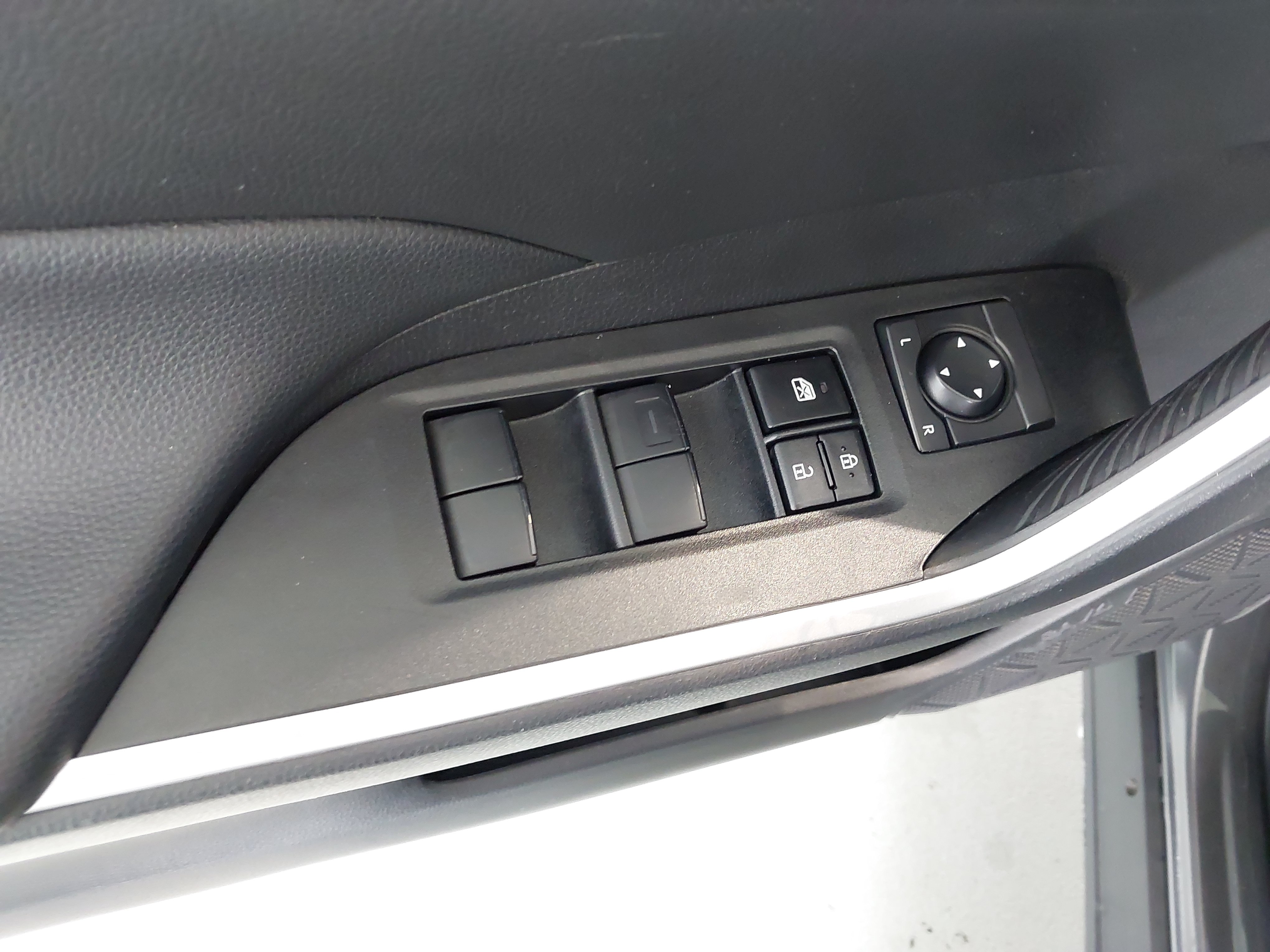 Used 2025 Toyota RAV4 LE AWD/4WD image 27