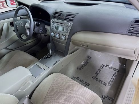 Used 2010 Toyota Camry LE image 28