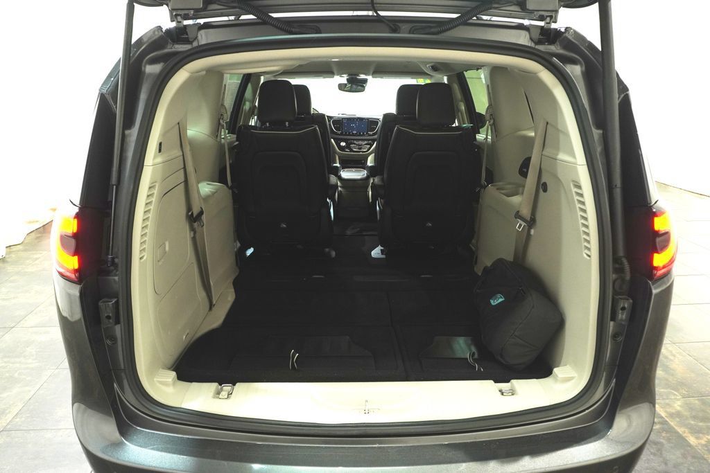 Used 2021 Chrysler Pacifica Limited w/ Uconnect Theater Family Group FWD image 5