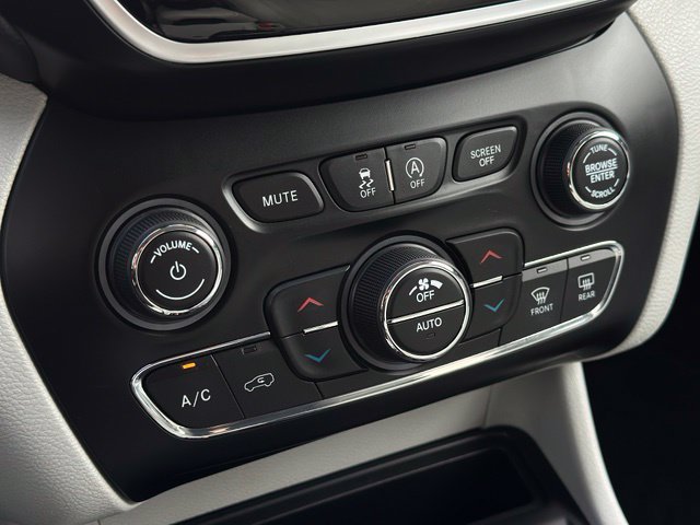 Used 2019 Jeep Cherokee Limited AWD/4WD image 13