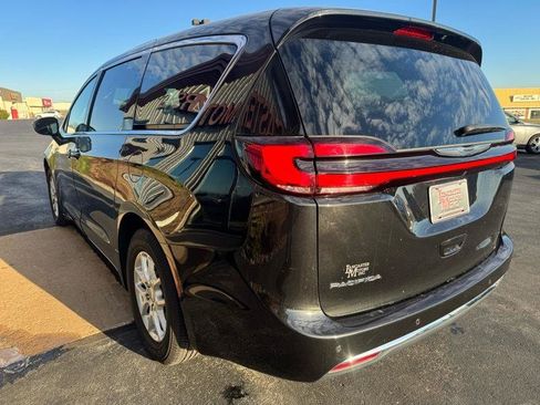 Used 2023 Chrysler Pacifica Touring-L FWD image 5
