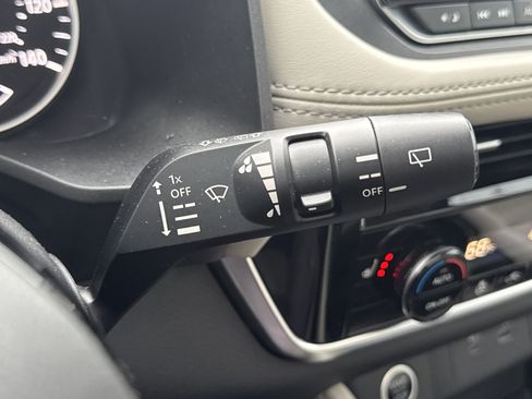 Used 2023 Nissan Rogue SL image 17