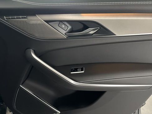 Used 2025 Jaguar F-PACE R-Dynamic S image 32