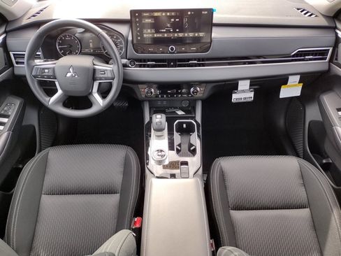 New 2026 Mitsubishi Outlander ES image 2