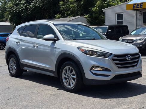 Used 2017 Hyundai Tucson SE w/ SE Popular Package 02 FWD image 2
