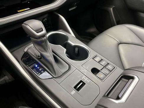 Used 2023 Toyota Highlander XLE image 24