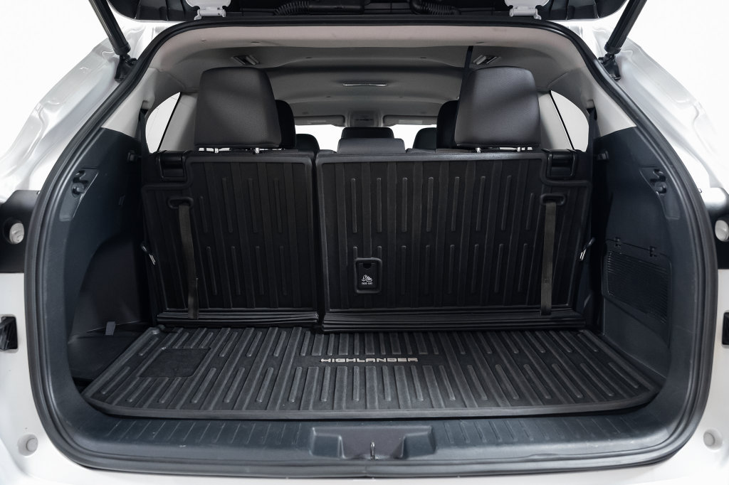 Used 2023 Toyota Highlander LE FWD image 38