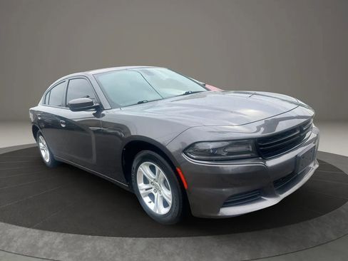 Used 2018 Dodge Charger SXT RWD image 3