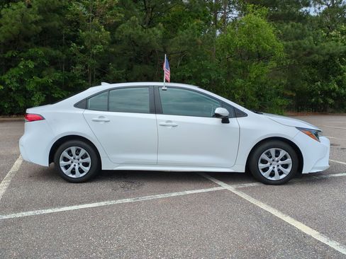 Used 2021 Toyota Corolla LE FWD image 3