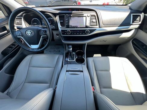 Certified 2019 Toyota Highlander XLE AWD/4WD image 27