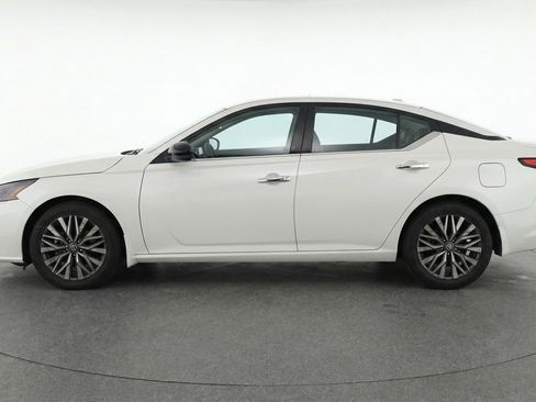 Used 2025 Nissan Altima 2.5 SV image 5