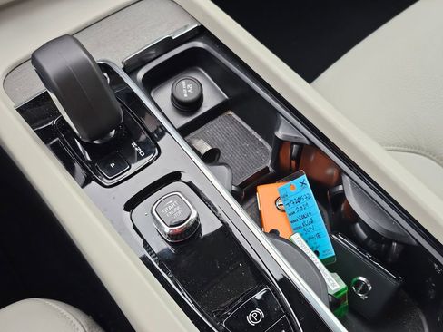 Used 2024 Volvo XC60 B5 Plus w/ Climate Package image 7