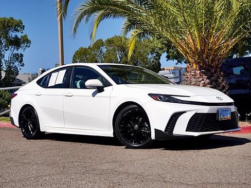 Used 2025 Toyota Camry SE FWD image 2